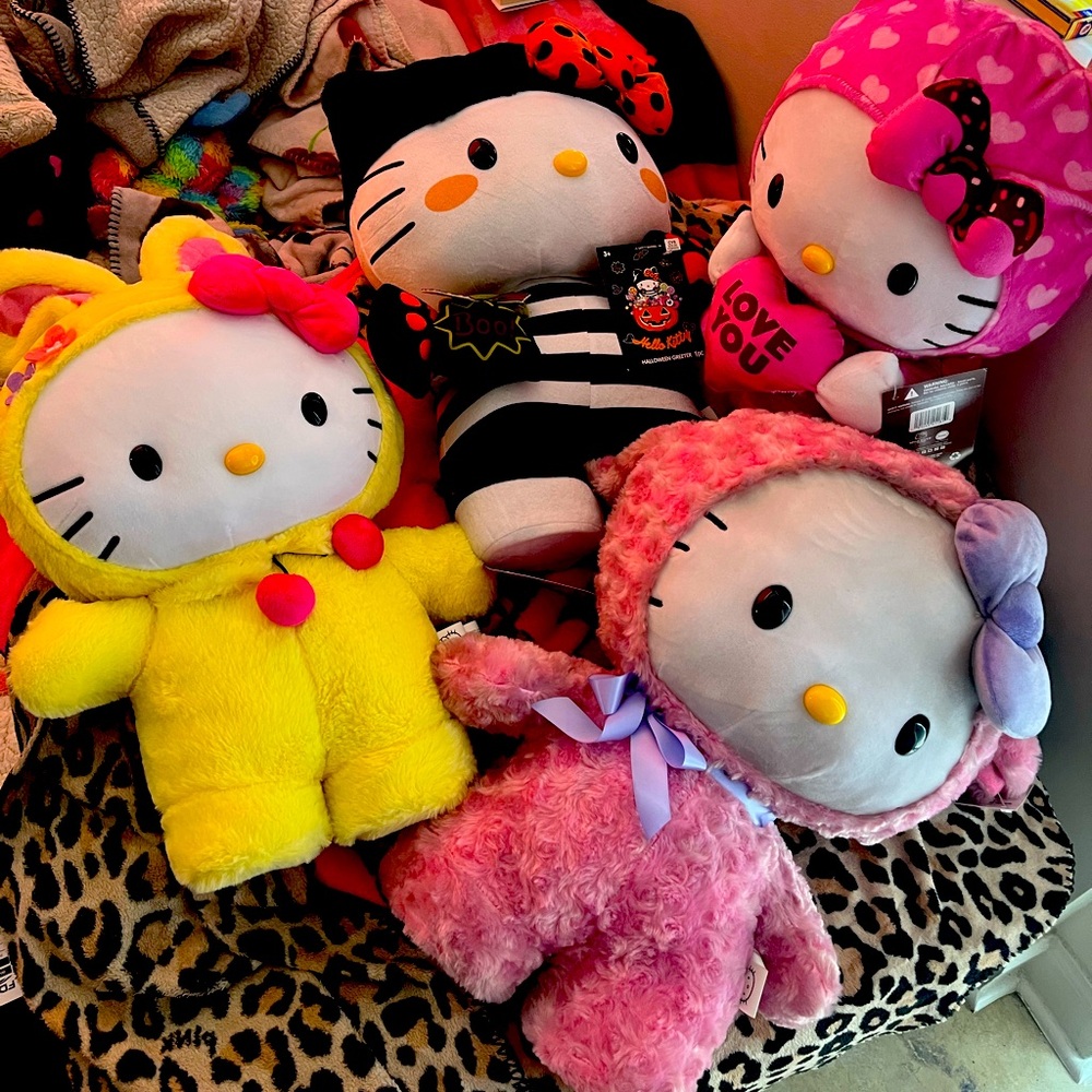 Giant hello kitty (s) standing greeter